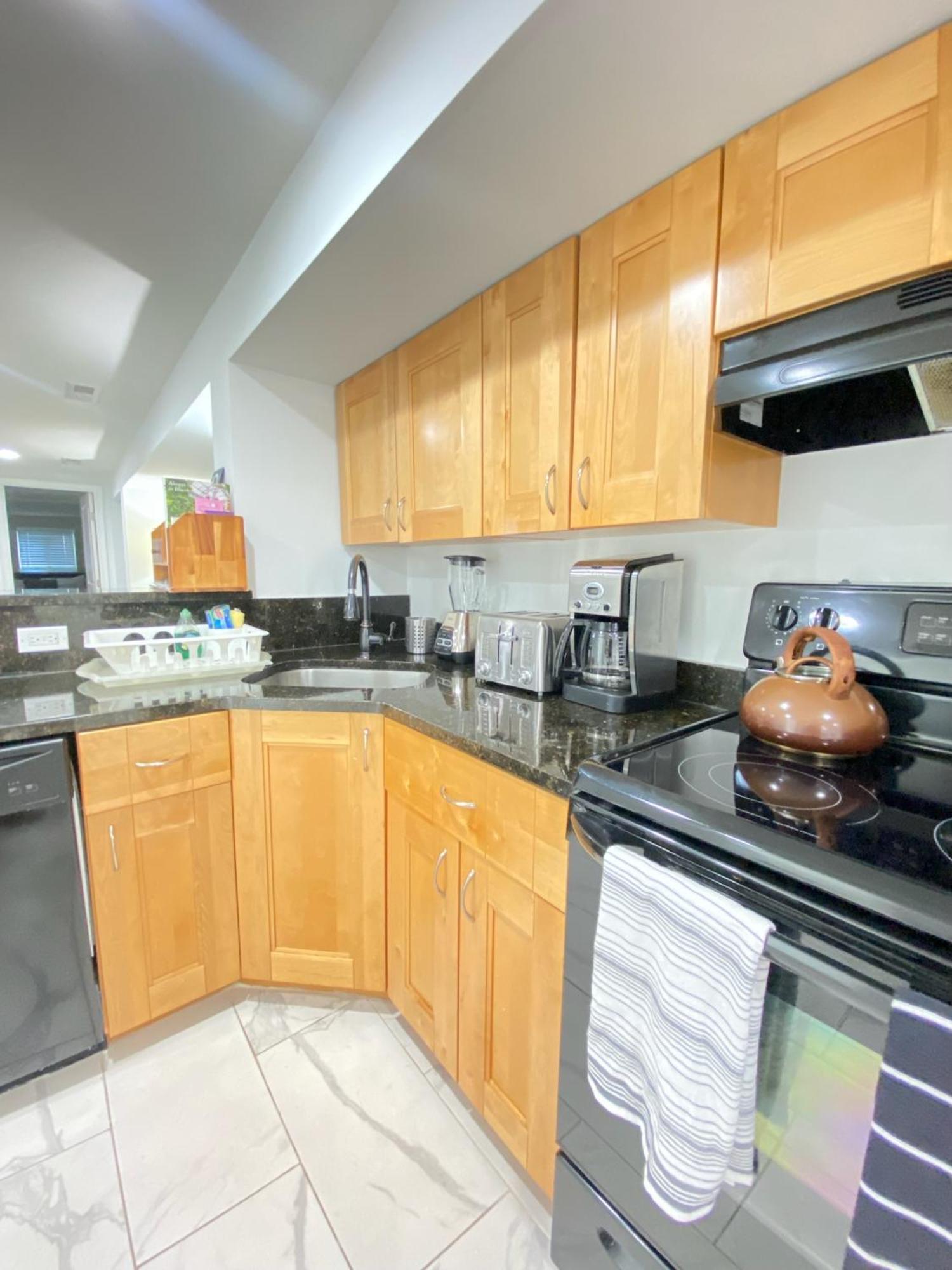 Lovely Remodeled 2Bdrm Basement Home Washington Eksteriør billede